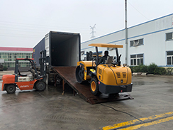 福瑞得機械2臺座駕壓路機裝車出口菲律賓 福瑞得機械2臺座駕壓路機裝車出口菲律賓